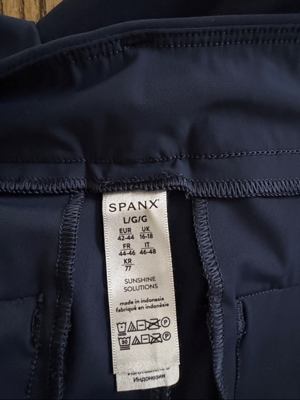 Spanx Sunshine Solutions Stretch Shorts size Large Navy - Picture 12 of 12